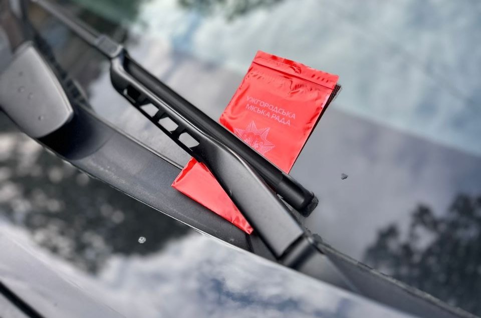 В Ужгороді "комунальні" повідомлення про порушення ПДР залишатимуть на авто у червоних зіп-пакетах (ФОТО)