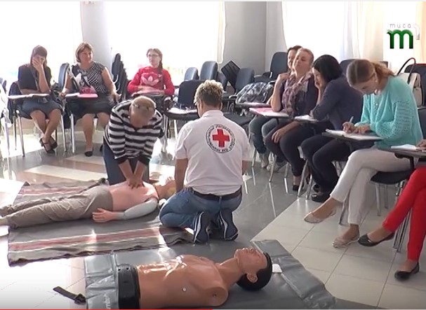 В Ужгороді угорські фахівці проводять тренінг для інструкторів товариства Червоного Хреста України (ВІДЕО)