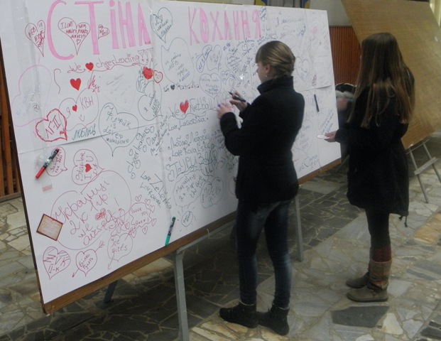 Студенти трьох закарпатських ВУЗів писали про любов на університетських «стінах кохання»
