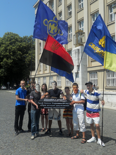 Молоді політики Закарпаття об’єднали громадськість на захист української мови (ФОТО)