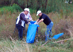 Активісти “ВО “Батьківщина” прибирали ужгородське озеро