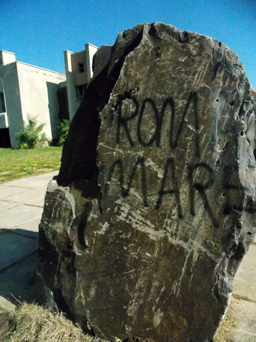 У Солотвині пам’ятний знак розстріляним січовикам обписали гаслом про «Велику Румунію» (ФОТО)