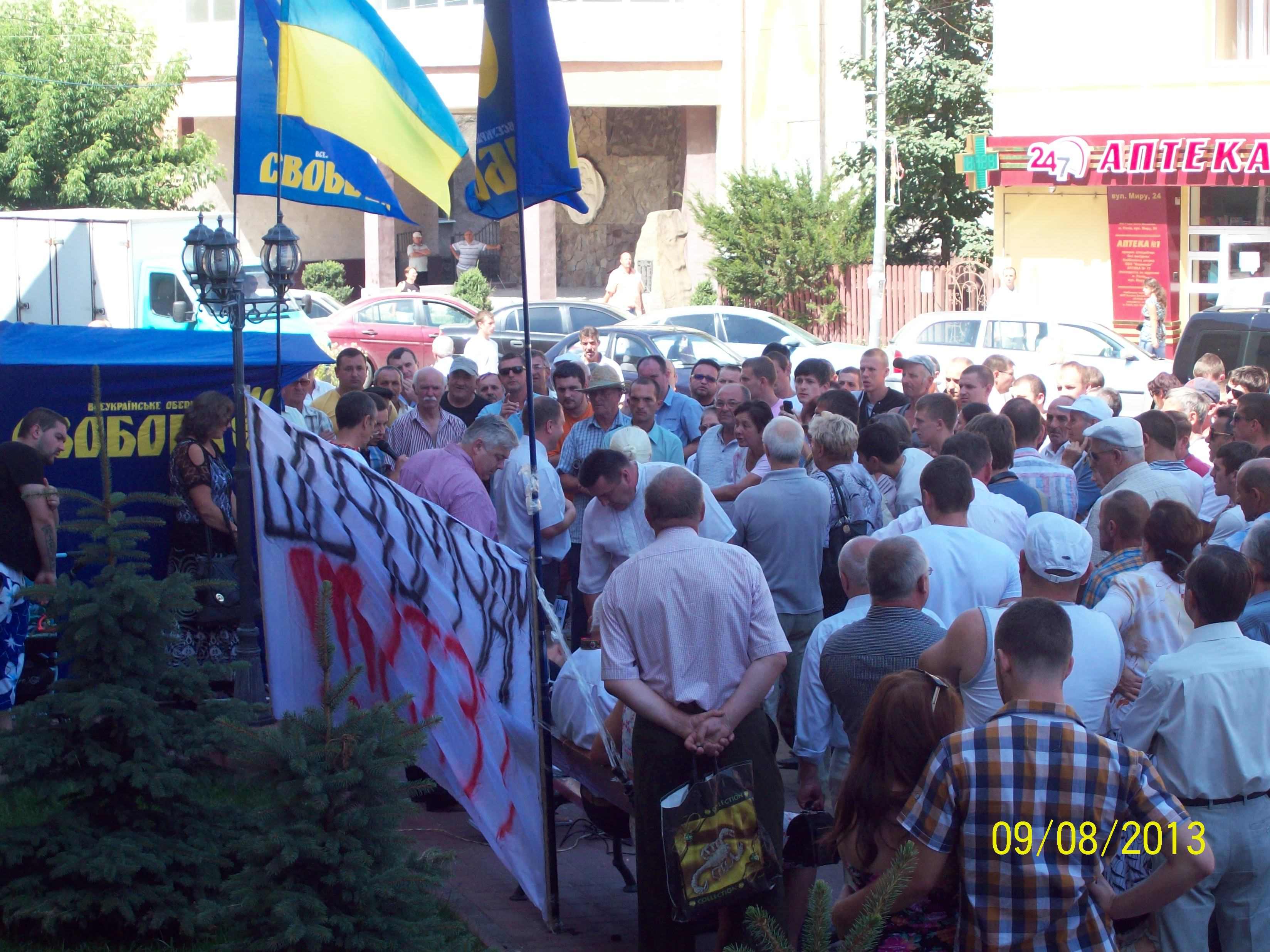 До активістів, що блокують дорогу на Рахівщині, долучилося понад 200 горян