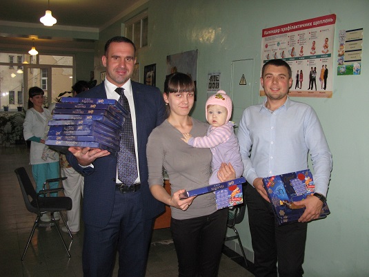 Дітям ужгородських школи-інтернату та дитячої лікарні принесли подарунки від Святого Миколая (ФОТО)