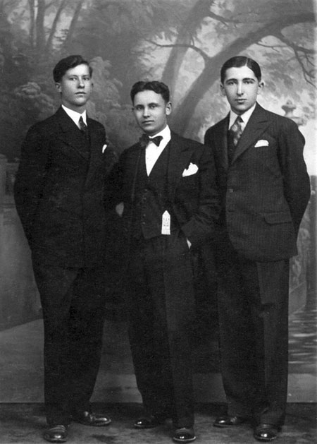 Випускники Мукачівської торговельної академії (зліва направо): Юлій Балог, Іван Береш та Михайло Кришеник, 1934 р.
