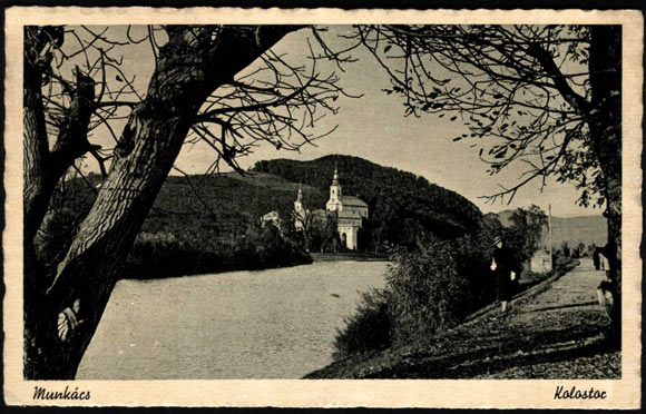 Довоєнна панорама василіянського монастиря з протилежного від нього берега Латориці