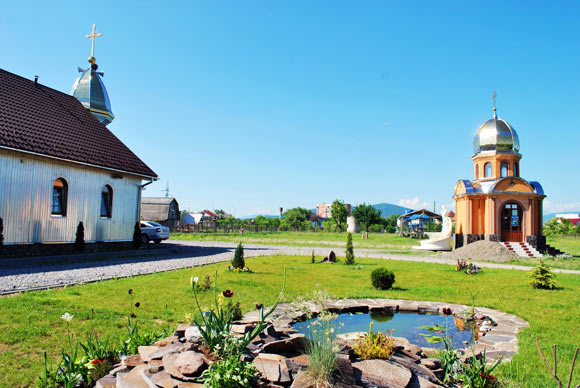 Подвір’я відновленого монастиря отців-василіян у Мукачевому