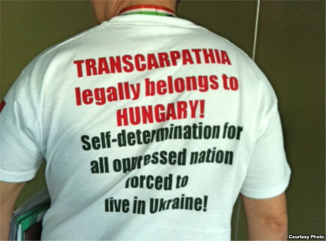 Напис на спині члена партії «Йоббік»: Закарпаття по закону належить Угорщині. Самовизначення для всіх пригноблених націй змушених жити в Україні.