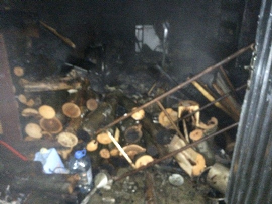 На Свалявщині пожежа, спричинена тліючою золою, знищила покрівлю і бетономішалку в господарчій споруді (ФОТО)