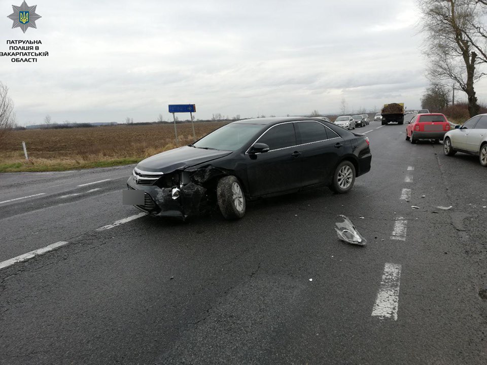 На Ужгородщині зіткнулися Volkswagen Golf і Toyota Camry - загинуло двоє людей