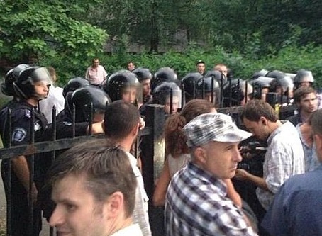У Києві штурмують Святошинський райвідділок міліції (ФОТО, ВІДЕО)
