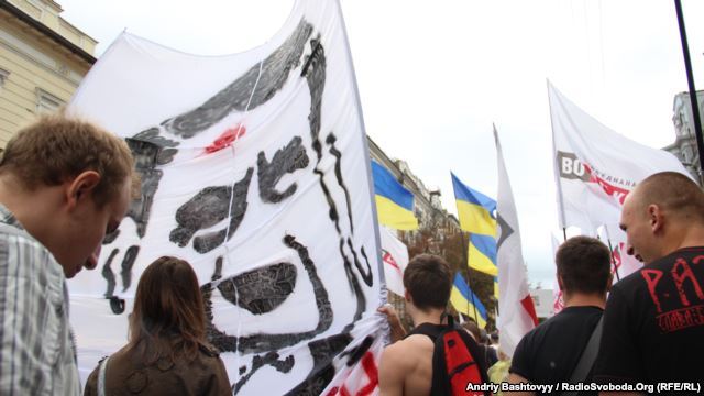 За футболки з "простреленим" Януковичем на активіста відкрили кримінальну справу