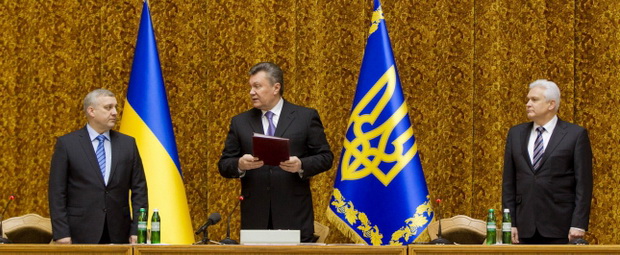 До колишніх керівників СБУ Якименка (ліворуч від Януковича) та Калініна (праворуч) у Генпрокуратури не виявилося обґрунтованих претензій