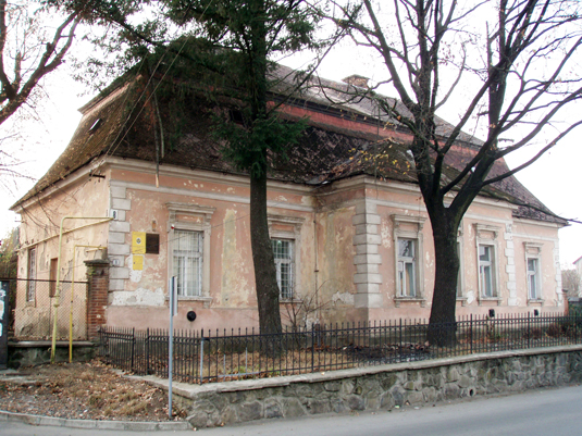Бібліотека та пошта в Горянах можуть розвалитися (ФОТО)