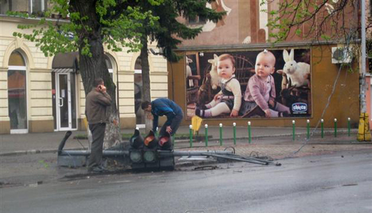 Світлофор, "збитий" на вулиці Толстого в Ужгороді, перенесуть в інше місце (ВІДЕО)