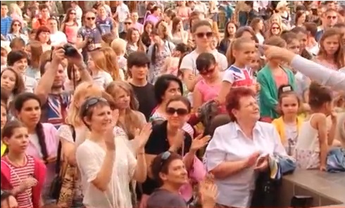 До Дня танцю в Ужгороді відбувся бліц-парад (ВІДЕО)