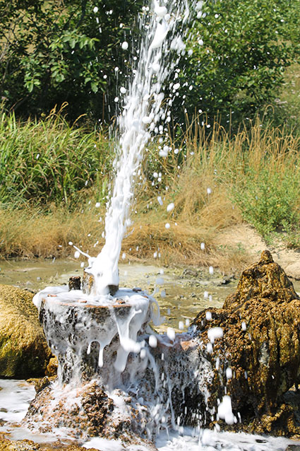 У Драчині мінеральна вода фонтанує з "безгоспного" "гейзера" на 2 метри (ФОТО)