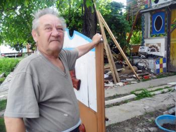 80-річний дідусь облаштовує для себе в Сторожниці будинок-казку (ФОТО)