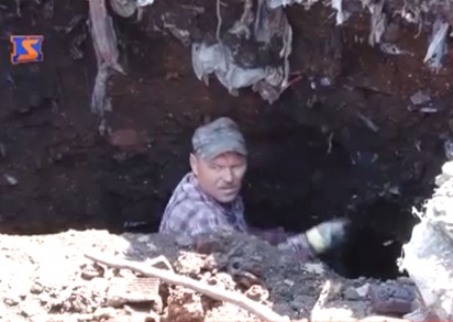 На Великоберезнянщині металобрухт викопують на кількаметровій глибині місцевого сміттєзвалища (ВІДЕО)