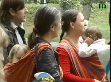 В Ужгороді молоді мами агітували за слінг (ВІДЕО)