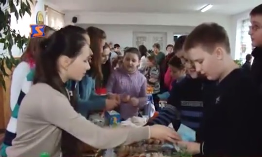 У Великому Раковці школярі влаштували ярмарок для допомоги бійцям на Сході (ВІДЕО)