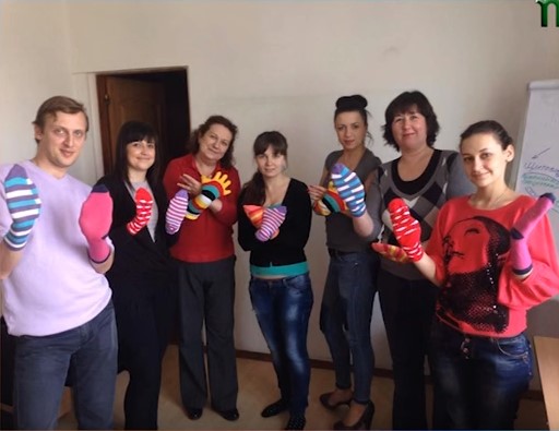 В Ужгороді нині з метою підтримки дітей із синдромом Дауна продаватимуть різнокольорові шкарпетки (ВІДЕО)