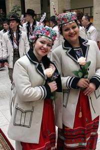 Ужгородська родина шиє сценічні народні костюми
