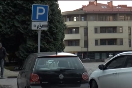 В Ужгороді почали штрафувати водіїв за паркування на місцях для інвалідів (ВІДЕО)