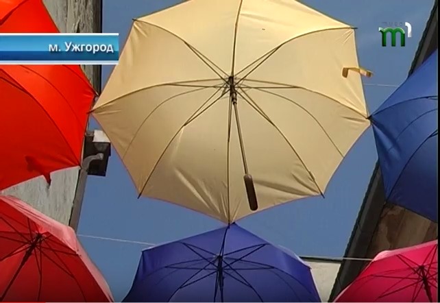 В Ужгороді вандали пошкодили міні-алею з парасольок (ВІДЕО)