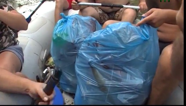 Представники громадських організацій та активісти чистили на Закарпатті Тису (ВІДЕО)