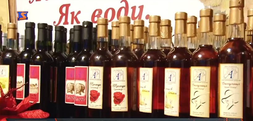 Кожен будиночок на фестивалі "Червене вино" в Мукачеві продав близько 3 тисяч літрів вина (ВІДЕО)