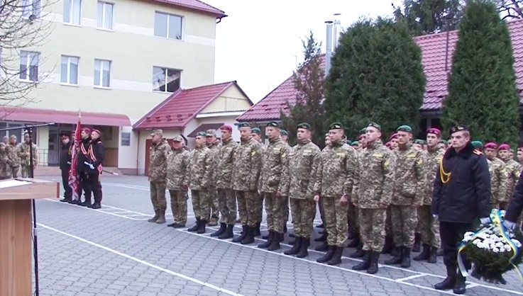 У Мукачеві у військовому ліцеї відкрили меморіальну дошку полеглим у війні з Росією випускникам (ВІДЕО)
