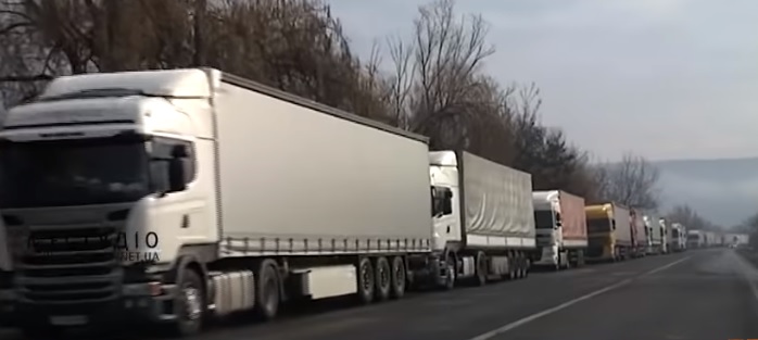 На кордоні в Ужгороді вантажівки застрягають більш, як на 5 діб (ВІДЕО)