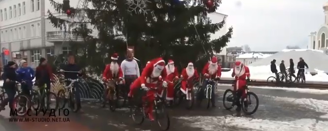 Велосипедний Santa Bike Fest влаштували у Хусті (ВІДЕО)