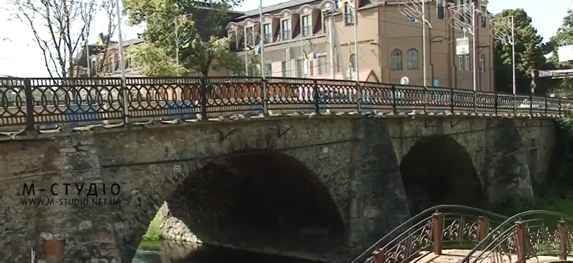 Старовинний міст у Берегові залишиться закритим для вантажівок (ВІДЕО)