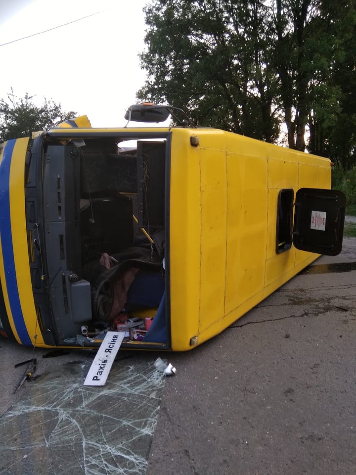 ФОТОФАКТ. На Рахівщині перекинувся рейсовий автобус, постраждали п’ятеро людей 