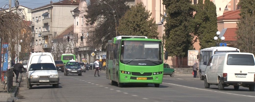 Від сьогодні автобуси Мукачева перевозитимуть не більше 10 пасажирів одночасно (ВІДЕО)