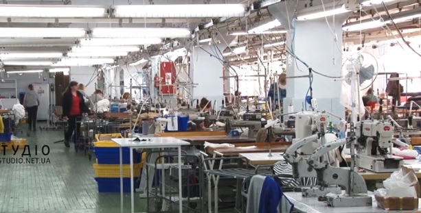 Ужгородська швейна фабрика – одне з перших підприємств, яке перепрофілювалося в умовах карантину (ВІДЕО)
