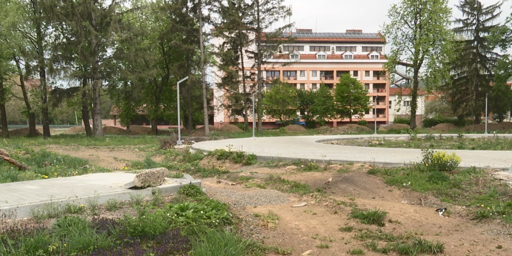 У Мукачеві ще з 2018 року досі не завершили обіцяну реконструкцію парку по вул. Духновича (ФОТО, ВІДЕО)