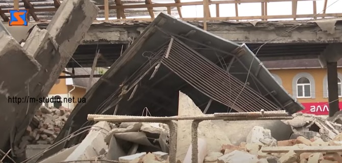 Підрядники обіцяють відшкодувати всі збитки, спричинені обвалом будинку у Виноградові (ВІДЕО)
