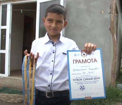 10-річний Янукович у Середньому на Ужгородщині ходить до 4-го класу, любить писати і грати футбол (ФОТО, ВІДЕО)
