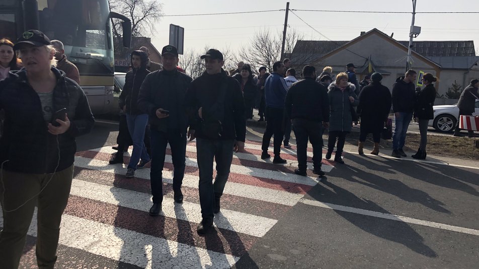 У Барвінку на Ужгородщині протестувальники проти високих тарифів перекрили міжнародну трасу "Київ - Чоп" (РОЗШИРЕНО) (ФОТО, ВІДЕО)