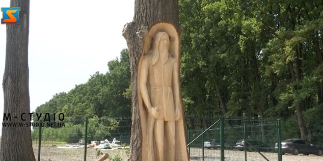 На околицях  Яношів, що на Берегівщині, місцевий різьбяр вирізає скульптури в деревах (ВІДЕО)