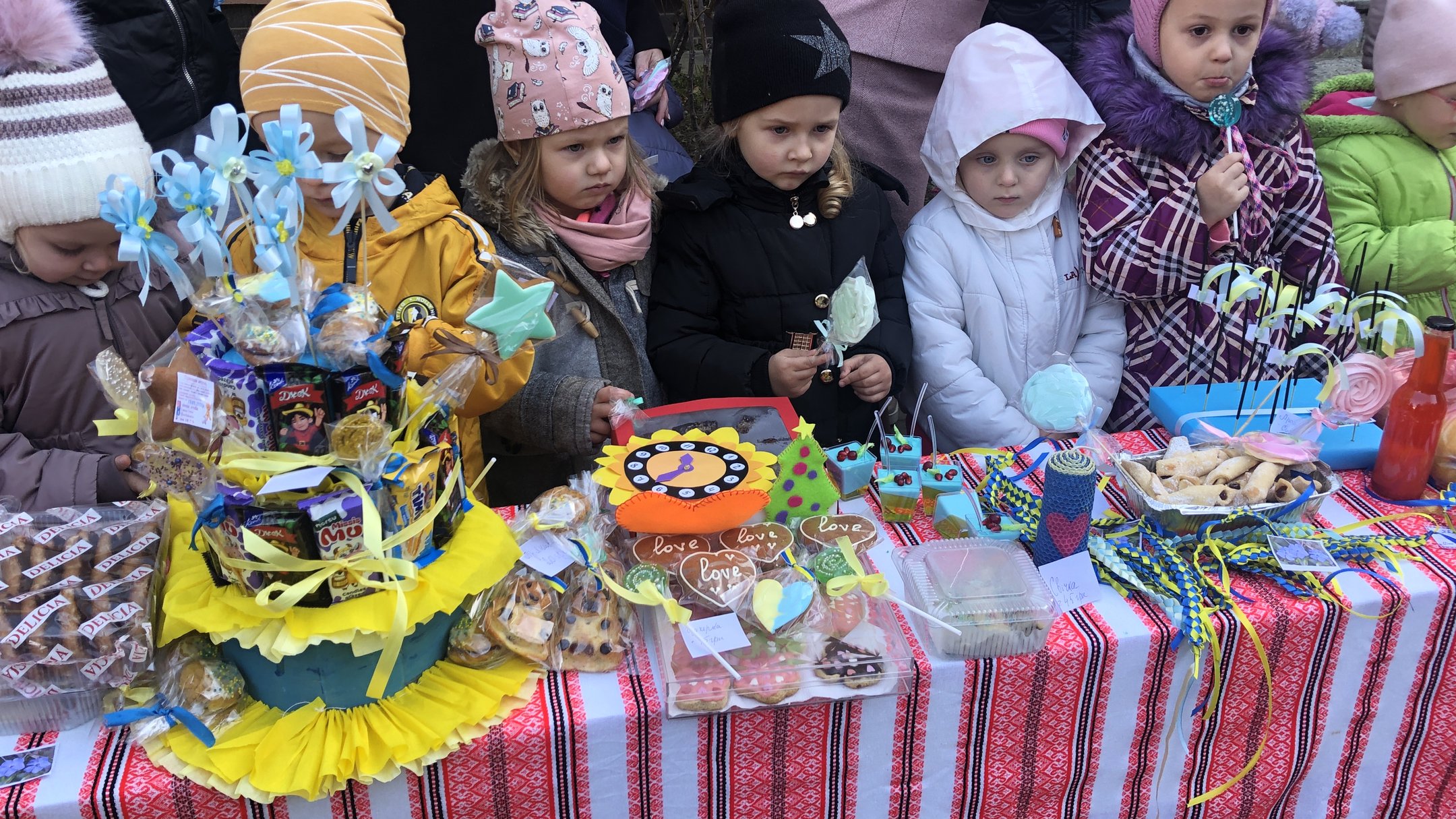 Благодійний ярмарок на підтримку ЗСУ провели в дитсадку в Ужгороді (ФОТО, ВІДЕО)