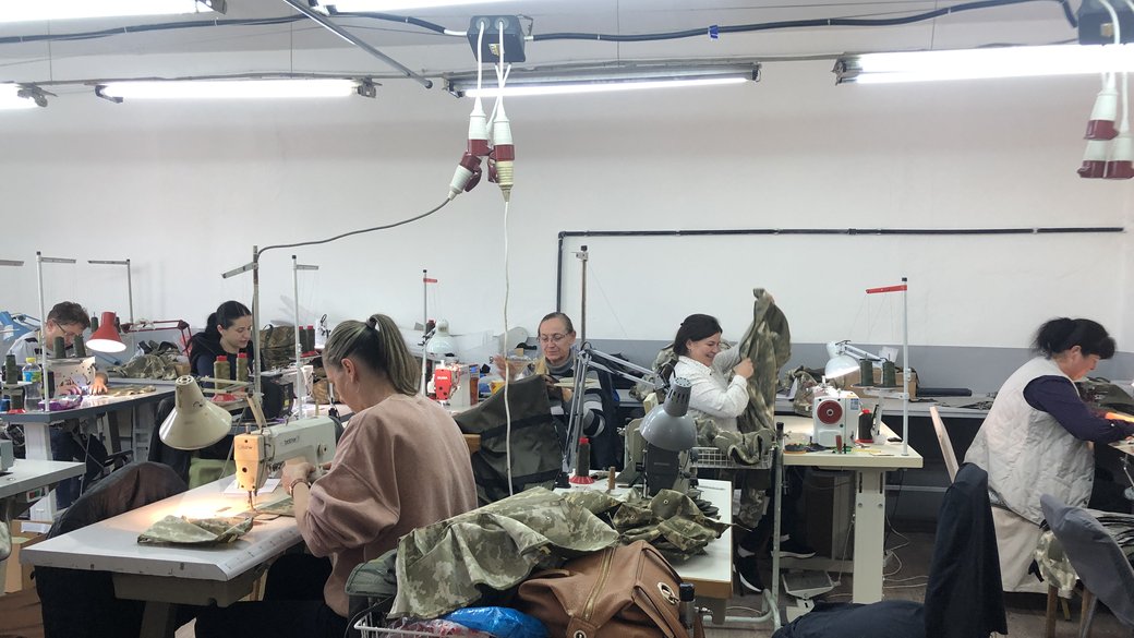 Близько 60 найменувань військової амуніції відшиває релоковане швейне підприємство у Мукачеві (ФОТО, ВІДЕО)