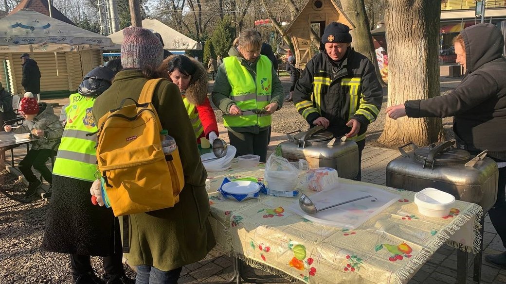 В Ужгороді за два дні роботи польової кухні роздали понад 200 гарячих обідів (ФОТО, ВІДЕО)