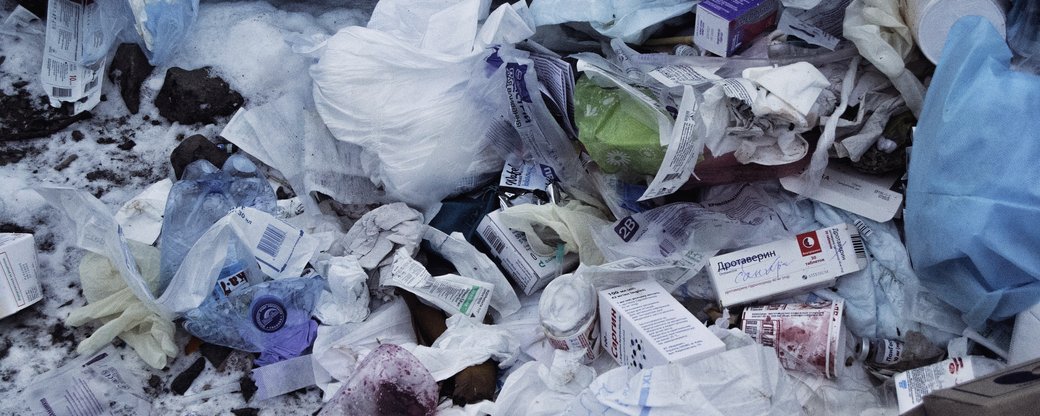 Із території Ужгородської райлікарні не вивозять сміття (ФОТО, ВІДЕО)