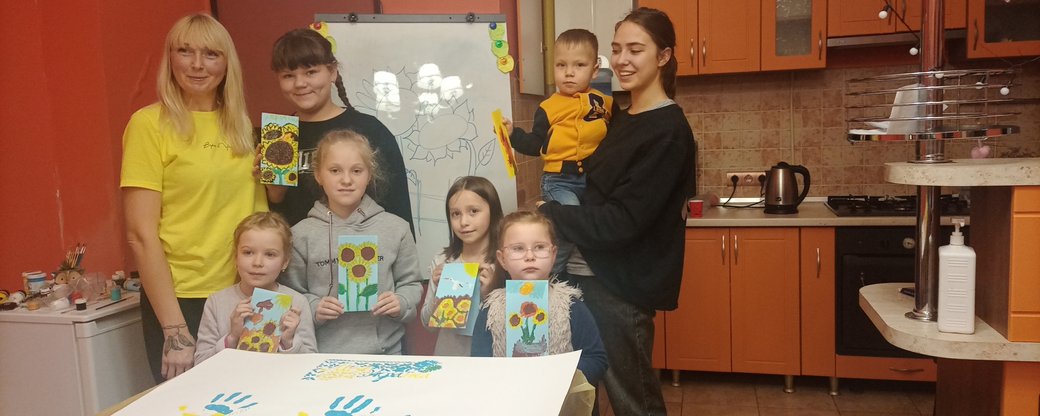 Діти вимушених переселенців в Ужгороді вчилися робити патріотичні листівки (ФОТО, ВІДЕО)