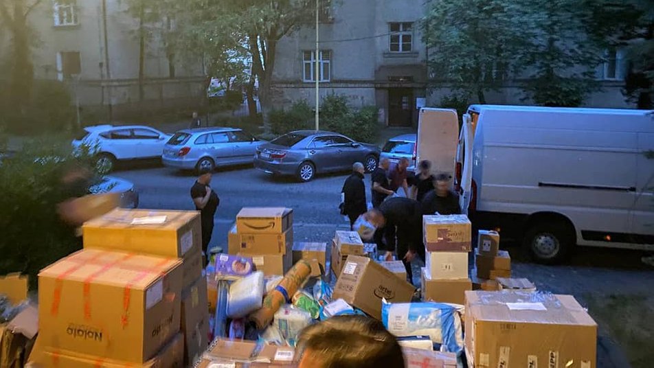Волонтерську допомогу у Руху підтримки закарпатських військових вилучили через підозру в торгівлі гуманітаркою
