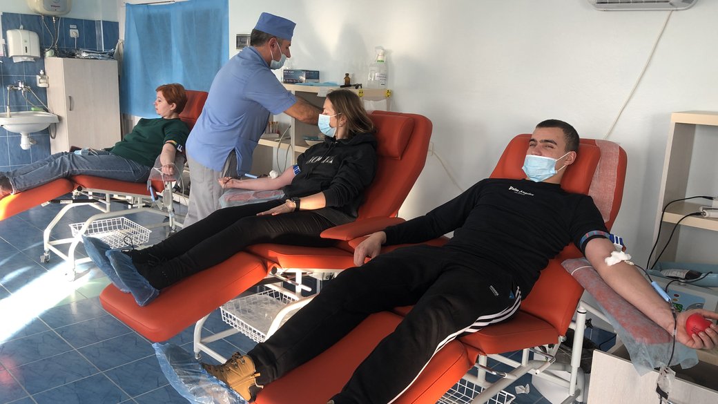 Майже 40 людей щодня впродовж тижня здавали кров в обласній станції переливання крові в Ужгороді (ФОТО, ВІДЕО)
